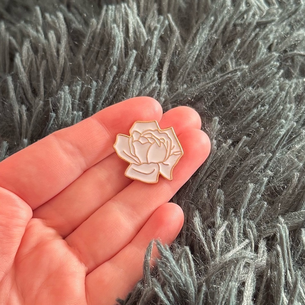 Women’s Jewelry Elegant Cute Gold and White Floral Enamel Pin Brooch